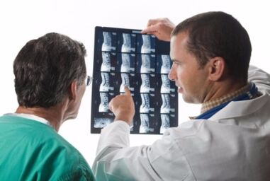 Doktor izgleda spinalne slike